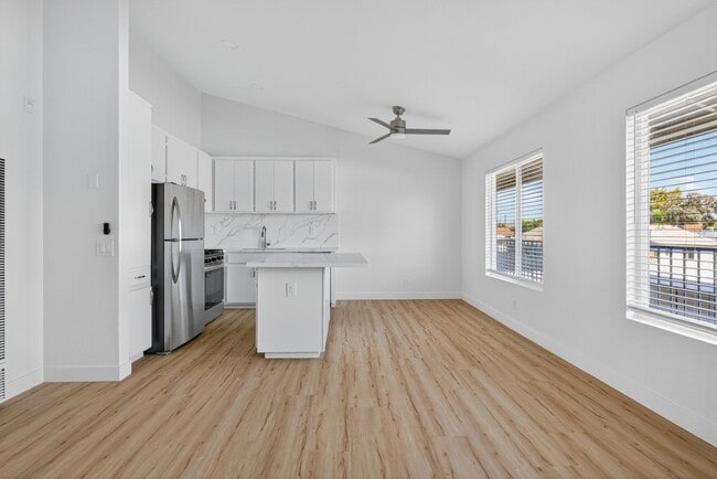 1066 Coronado Ave in Long Beach, CA - Building Photo - Building Photo