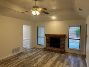 801 Summit Dr in Desoto, TX - Foto de edificio - Building Photo