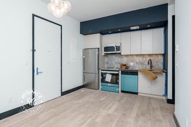 923 Broadway, Unit Pent in Brooklyn, NY - Building Photo - Building Photo