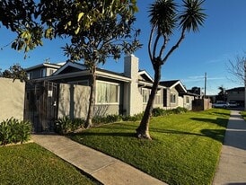 17132 Emerald Ln, Unit D in Huntington Beach, CA - Building Photo