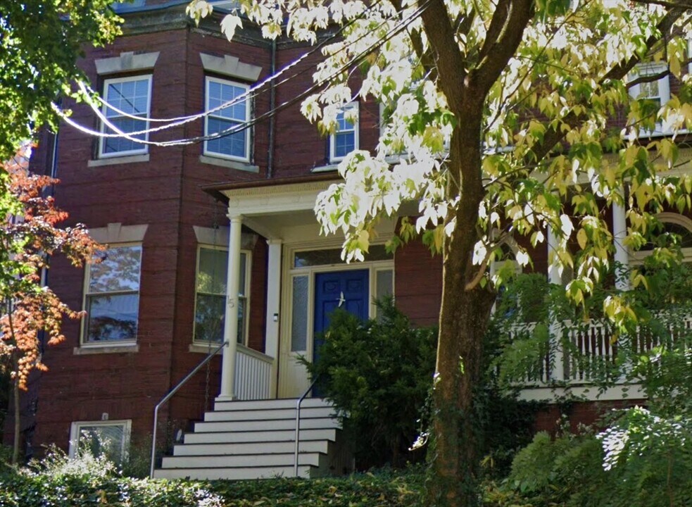 15 Colbourne Crescent in Brookline, MA - Building Photo