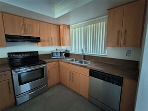 11061 NW 7th St, Unit 103 in Miami, FL - Foto de edificio - Building Photo