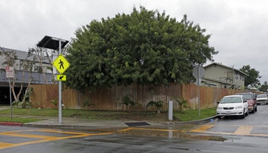 The Bungalows in Costa Mesa in Costa Mesa, CA - Building Photo - Building Photo