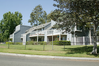 Village on the Green in Long Beach, CA - Building Photo - Building Photo