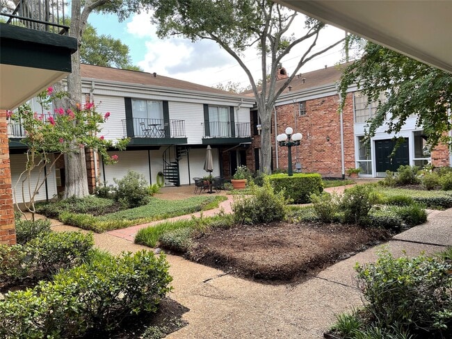 3400 Timmons Ln in Houston, TX - Building Photo - Building Photo