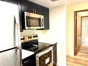 9350 Redmond Woodinville Rd NE, Unit B112 in Redmond, WA - Foto de edificio - Building Photo