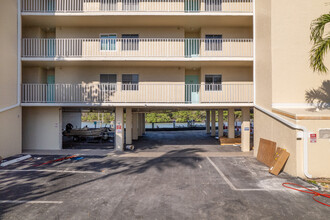 Beachwood On the Bay Condominiums in Bonita Springs, FL - Foto de edificio - Building Photo