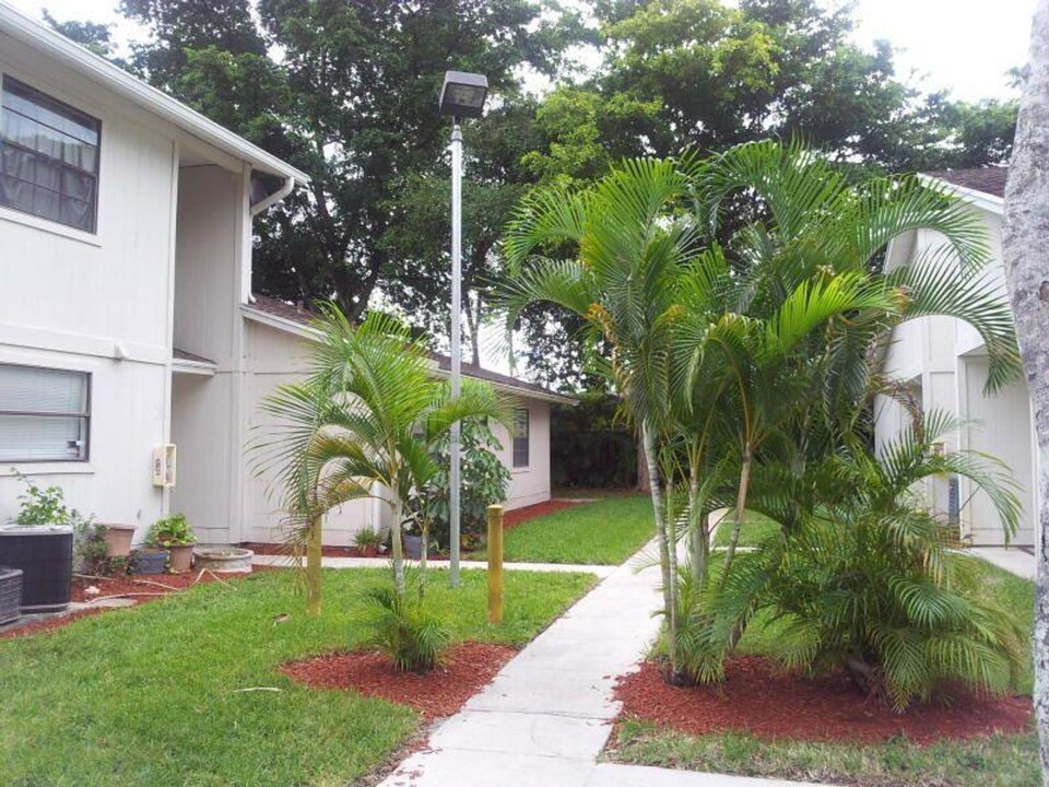 5310 Elmhurst Rd in West Palm Beach, FL - Building Photo