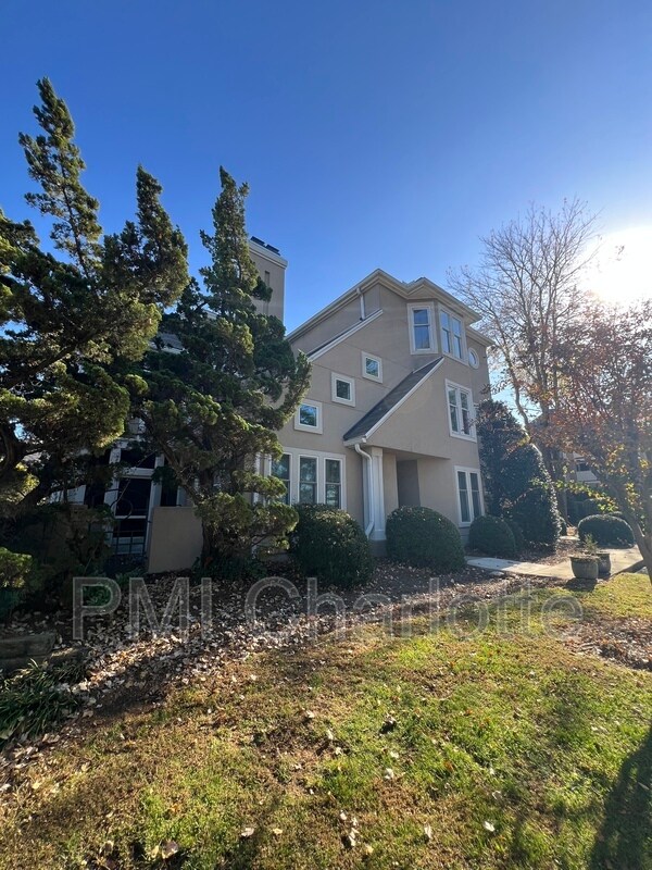 9225 Ravenwing Dr in Charlotte, NC - Building Photo - Building Photo