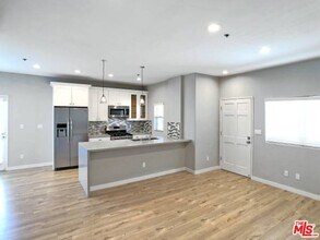 10560 Santa Monica Blvd in Los Angeles, CA - Building Photo - Building Photo