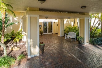 Beachmoor Condos in Naples, FL - Building Photo - Building Photo
