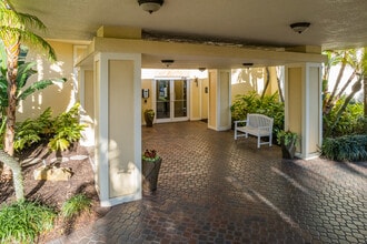 Beachmoor Condos in Naples, FL - Foto de edificio - Building Photo