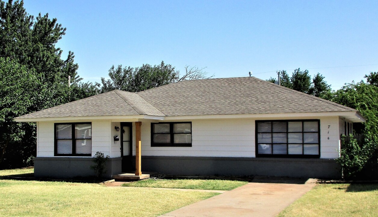 716 W Arapaho Ave in Weatherford, OK - Building Photo