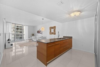 475 Brickell Ave, Unit 3711 in Miami, FL - Building Photo - Building Photo