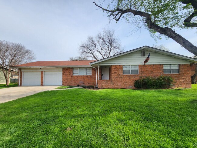 273 Meadow Ave in New Braunfels, TX - Building Photo - Building Photo
