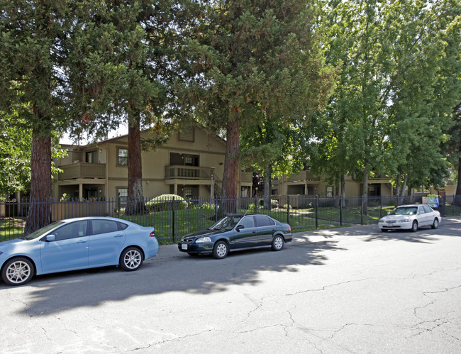 River Oaks Apartments in Sacramento, CA - Foto de edificio - Building Photo