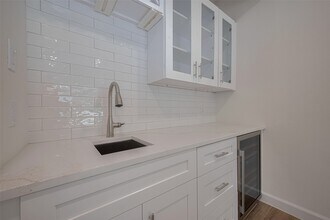 1115 Augusta Dr in Houston, TX - Building Photo - Building Photo