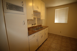 27 W Magnolia St in Stockton, CA - Building Photo - Interior Photo