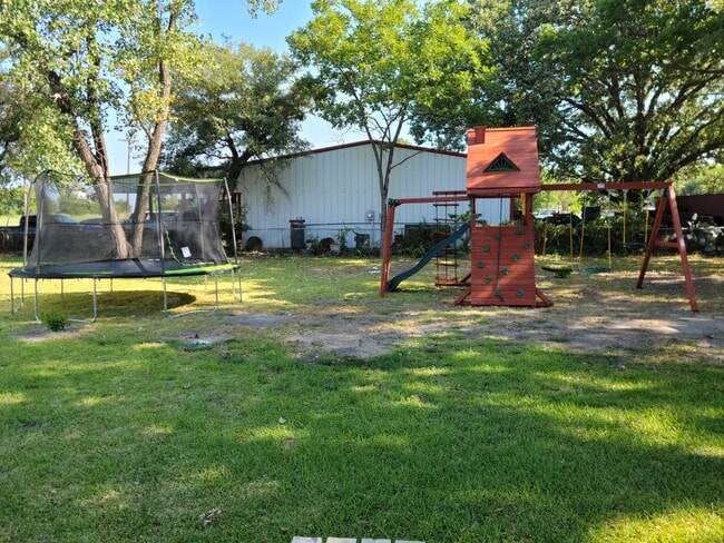 1050 W Dallas Ave in Cooper, TX - Building Photo - Building Photo