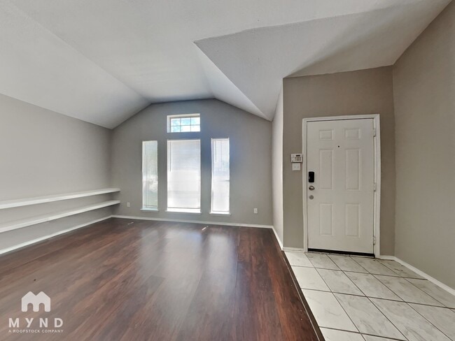 327 W Little Creek Rd in Cedar Hill, TX - Foto de edificio - Building Photo