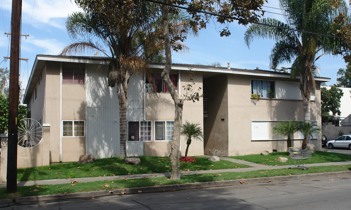 719 E Walnut St in Santa Ana, CA - Building Photo