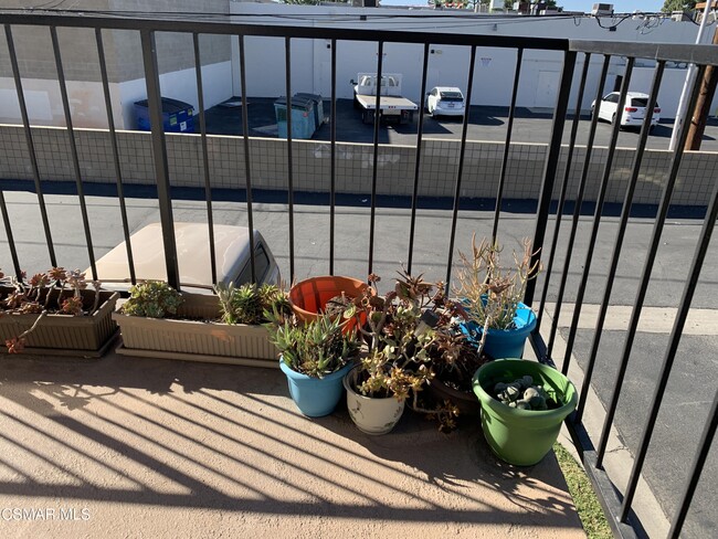 2033 Calle La Sombra in Simi Valley, CA - Building Photo - Building Photo