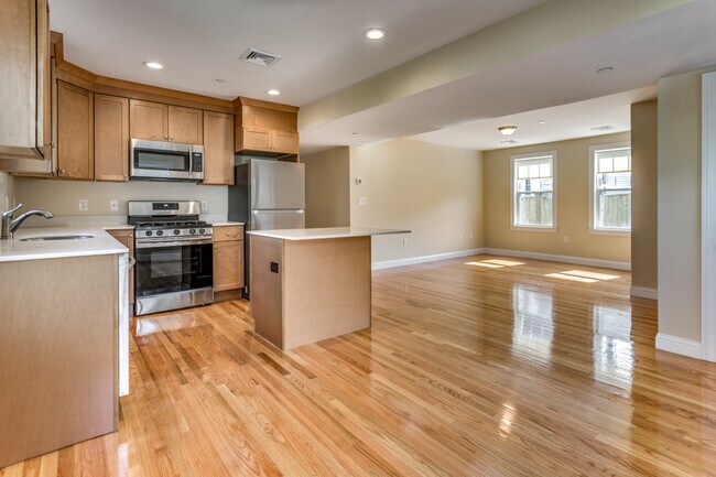 249 Washington St, Unit 1 in Quincy, MA - Foto de edificio - Building Photo