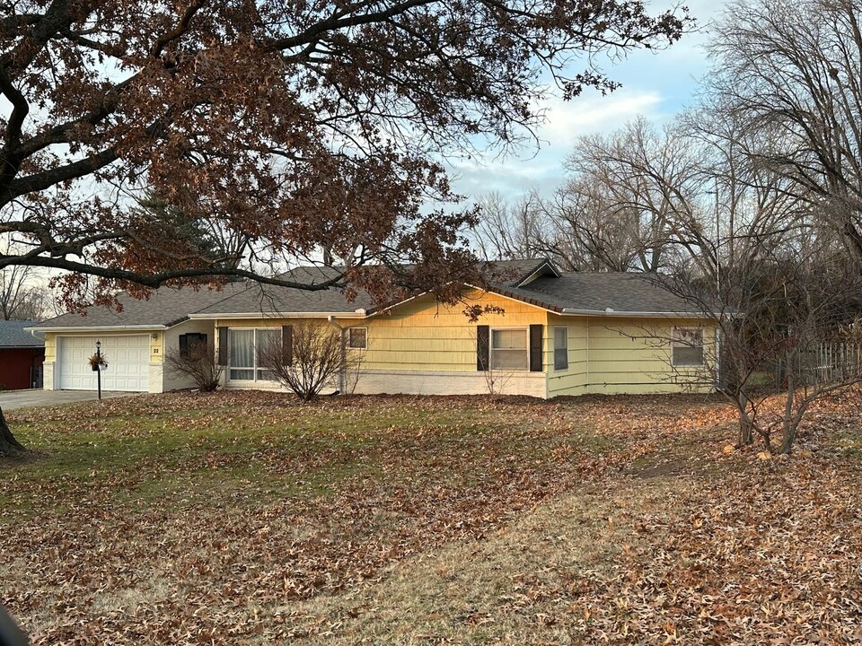 22 W Garfield St in Iola, KS - Building Photo