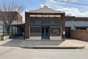 104 NE 2nd St in Mineral Wells, TX - Building Photo