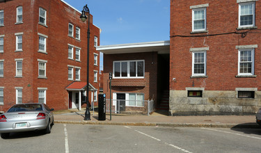 63-79 Stark St in Manchester, NH - Foto de edificio - Building Photo