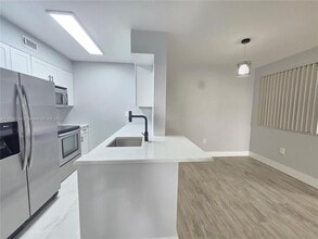 2831 N Oakland Forest Dr, Unit 108 in Oakland Park, FL - Foto de edificio - Building Photo