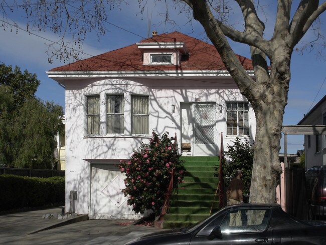 1269 Alcatraz Ave in Berkeley, CA - Foto de edificio - Building Photo