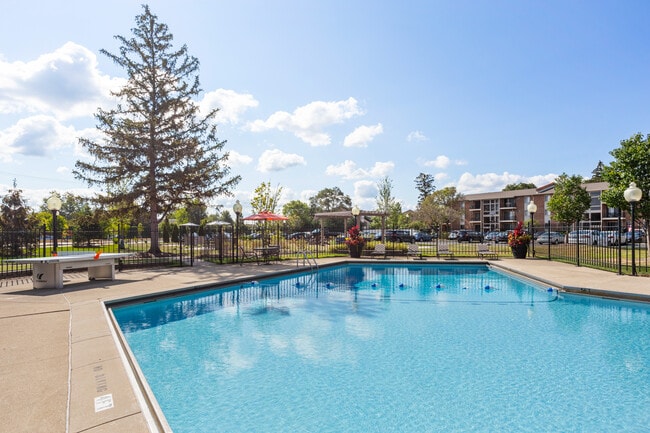 fifty9 Grove in Naperville, IL - Foto de edificio - Building Photo