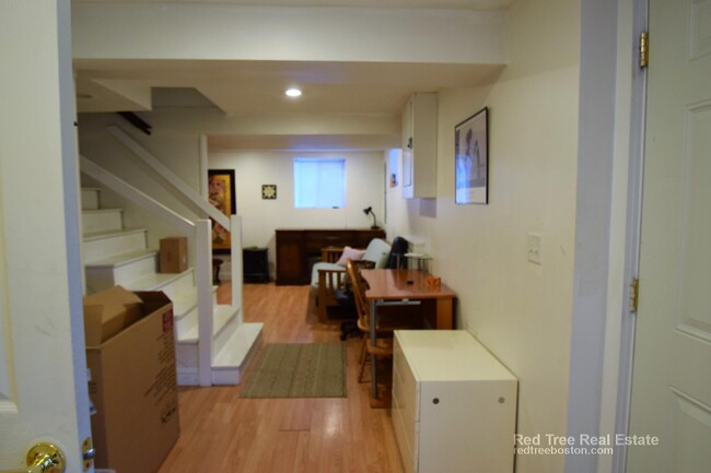240 Mason Ter, Unit 1 in Brookline, MA - Foto de edificio - Building Photo