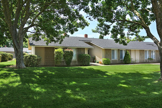 Newporter in Fresno, CA - Foto de edificio - Building Photo