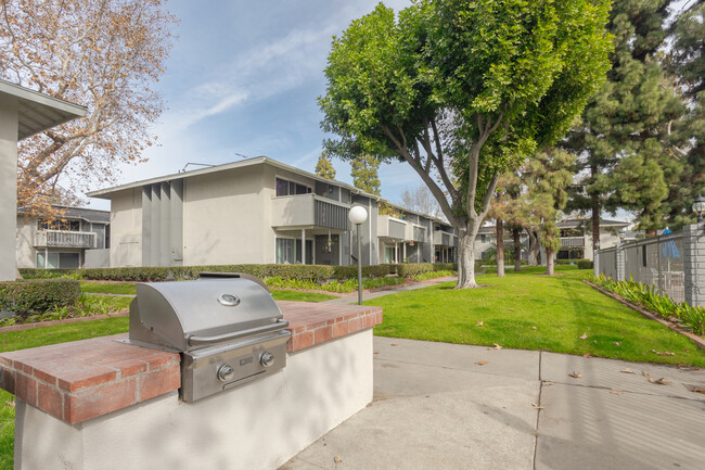 Briarwood Apartments in Tustin, CA - Foto de edificio - Building Photo