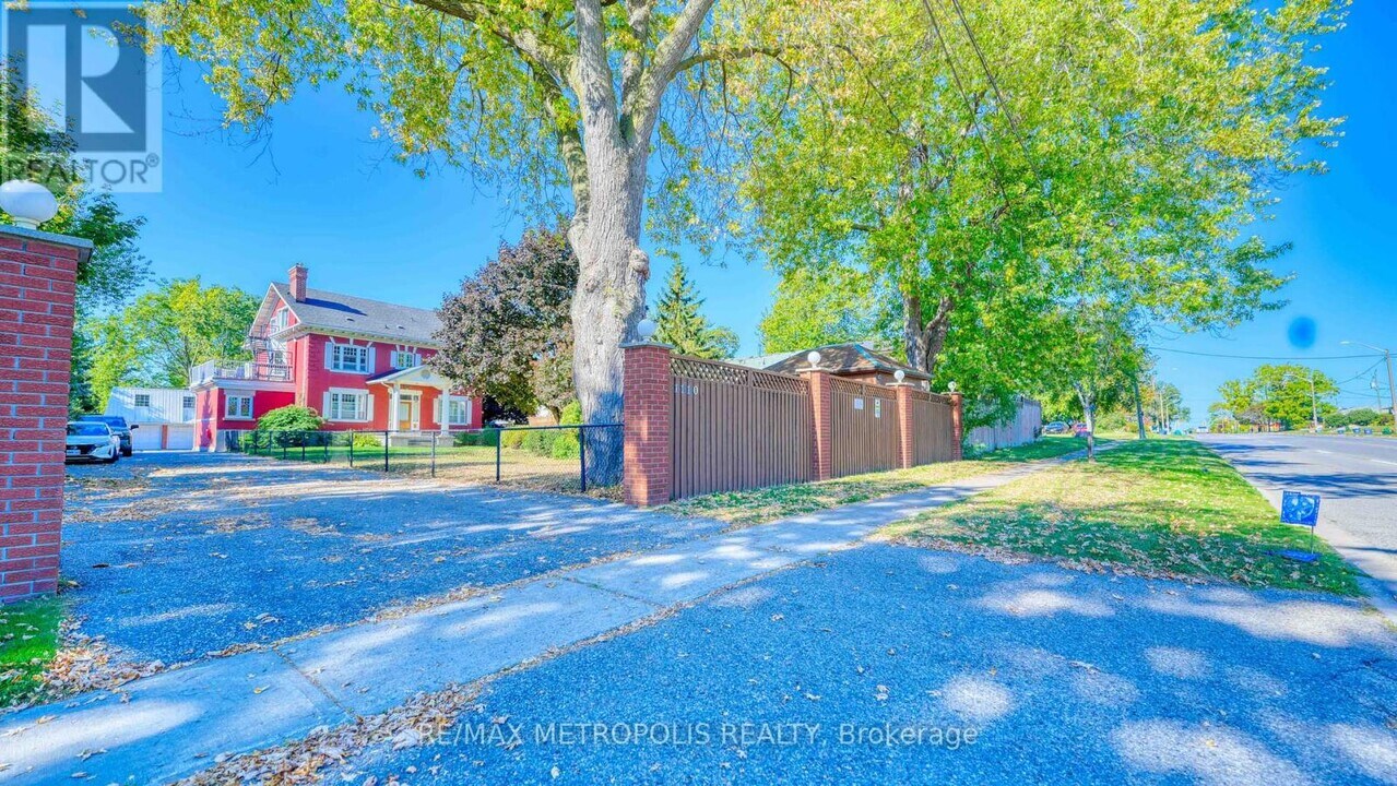 1110 Simcoe St S in Oshawa, ON - Building Photo