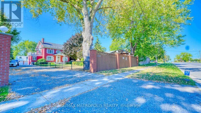 property at 1110 Simcoe St S