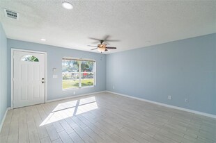 2002 N St Vincent St in Tampa, FL - Building Photo