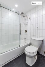 324 1/2 East 8 Street in New York, NY - Foto de edificio - Building Photo