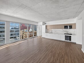 167 N Desplaines St, Unit 1210 in Chicago, IL - Foto de edificio - Building Photo