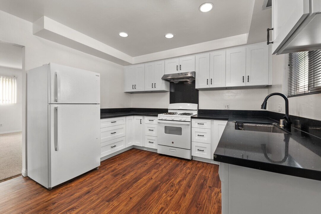 6233 Hobart St in San Diego, CA - Building Photo