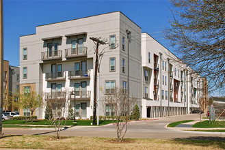 B Taylors Farm in Dallas, TX - Foto de edificio - Building Photo