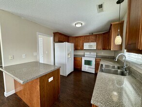 301 W Willowood Ln in Jacksonville, NC - Building Photo - Building Photo