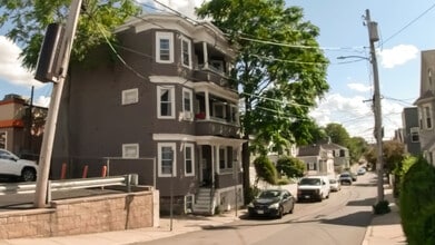 6 Hinckley St, Unit 2 in Somerville, MA - Foto de edificio - Building Photo