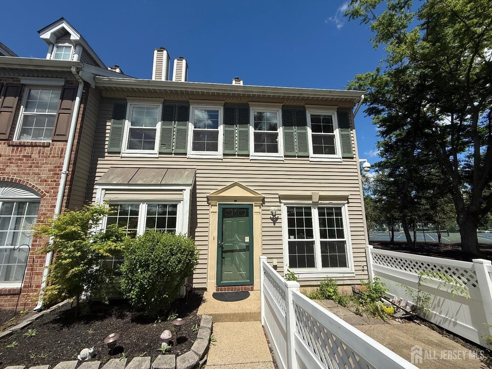 128 Albury Way in North Brunswick, NJ - Building Photo