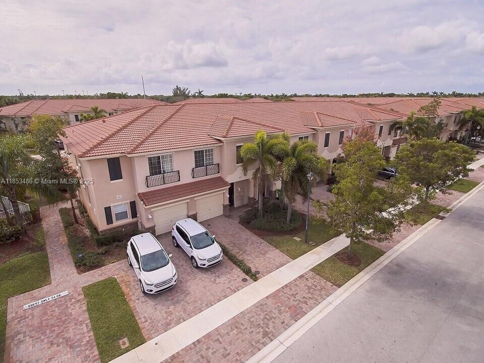 265 Las Brisas Cir in Weston, FL - Building Photo