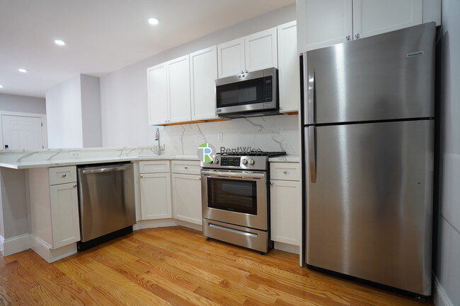 372 Beacon St, Unit 2 in Somerville, MA - Building Photo - Building Photo