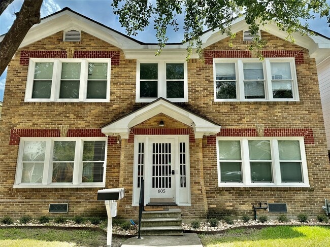 property at 605 W Saulnier St