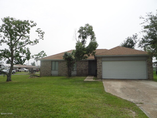property at 3727 Greentree Pl